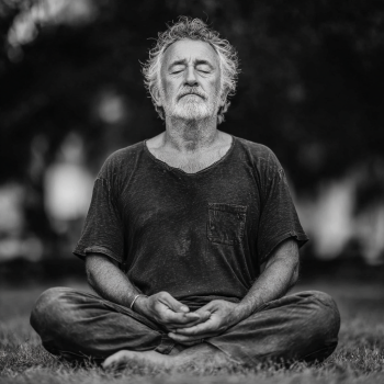 Пожилі люди займаються йогою